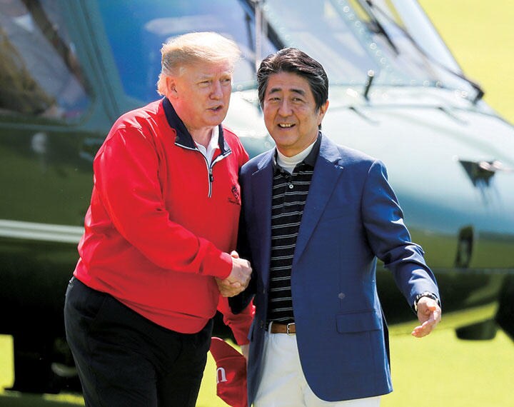 ゴルフ場でトランプを出迎える安倍（5月、千葉）　KIMIMASA MAYAMA-POOL-REUTERS