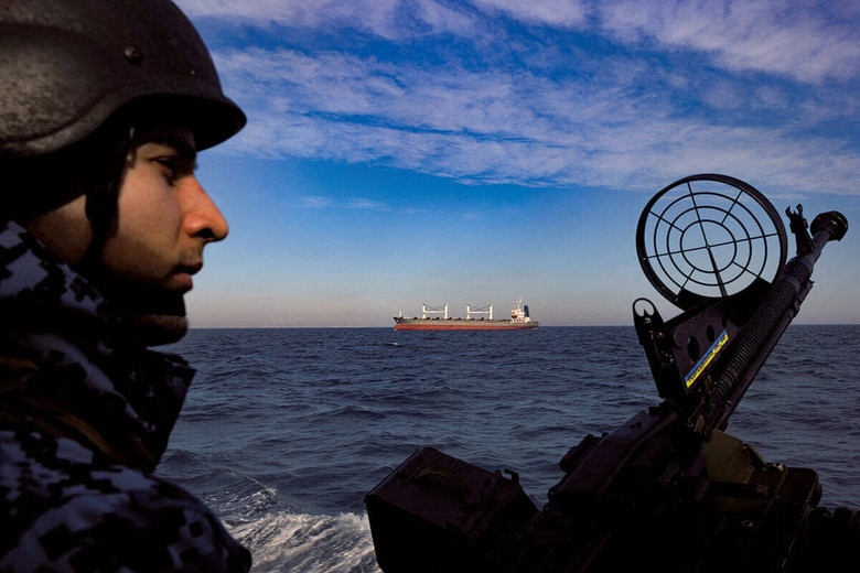 ロシアの攻撃が続くなか、黒海を航行する貨物船を見守るウクライナ沿岸警備隊の兵士（昨年2月）　THOMAS PETERｰREUTERS