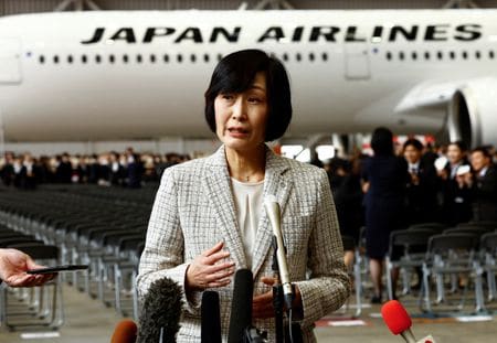 日本航空（ＪＡＬ）の鳥取三津子社長は２４日、ロイターなどとのインタビューに応じ、機材は欧州航空機大手エアバスに偏らず事業計画に応じて調達する考えを示した。米ボーイングは機体の不具合が相次ぎ世界的に信頼性が揺らいでいるが、同社との関係を変えることはないとした。写真は社員の入社式で報道陣の取材に応じる鳥取社長。４月１日、東京の羽田空港で撮影（２０２４年　ロイター/Issei Kato）