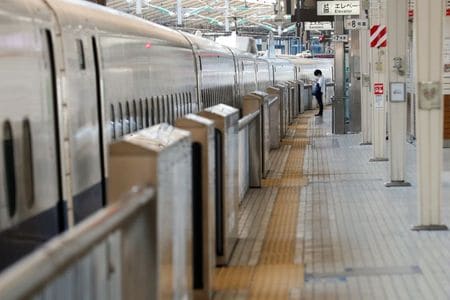 　７月１５日、西村経済再生相は、２２日に開始予定とされている観光支援策「ＧｏＴｏキャンペーン」について、どのような形で進めるかは明日の分科会で専門家が分析し、国交省で判断した上で適切に対応するとの認識を示した。写真は東京駅で４月撮影（２０２０年　ロイター／Kim Kyung-Hoon）