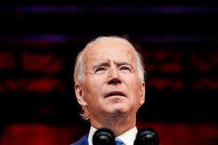 １１月２９日、    米大統領選で当選を確実にしたバイデン氏（写真）の事務所は、バイデン氏が２８日に犬と遊んでいて足を滑らせ、足首を捻挫したと発表した。デラウェア州ウィルミントンで２５日撮影（２０２０年　ロイター/Joshua Roberts）