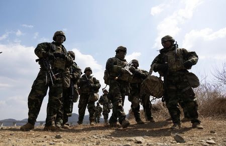 　５月２３日、韓国国防省は在韓米軍の一部撤退について米側と協議していないと表明した。写真は米韓合同訓練に参加する兵士ら。２０２４年３月、韓国・京畿道の漣川で代表撮影（２０２５年　ロイター）