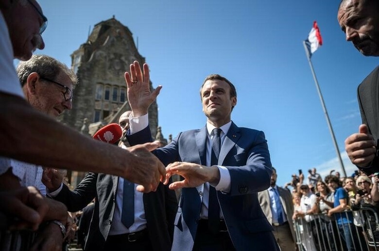 ６月１１日、フランスの国民議会（下院）選挙の第１回投票が１１日行われ、結果予想によると、マクロン大統領（写真中央）が率いる新党「共和国前進」系が主要政党を抑えて過半数を制し、圧勝する見通しだ。（２０１７年　ロイター/Christophe Petit Tesson）
