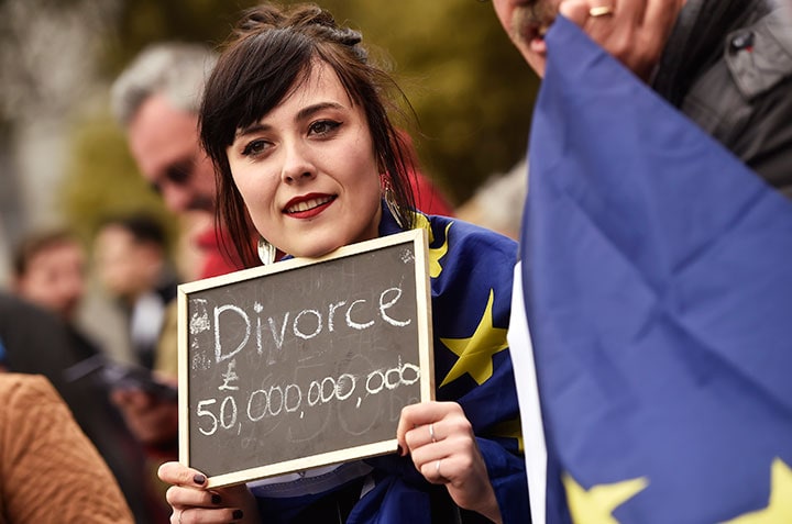 EU本部の権限を強化しようというEU側のやり方が変わる気配は見えない（写真はブレグジットに反対する抗議活動）　Hannah McKay-REUTERS