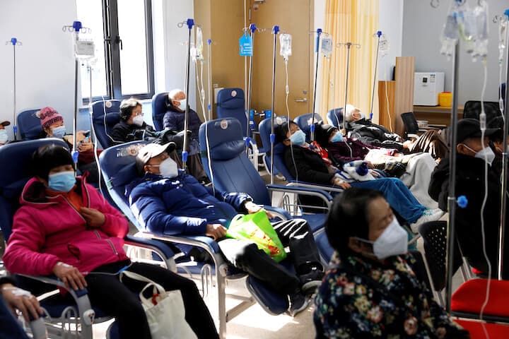 新型コロナ治療のため点滴を受ける人々（上海、１月9日）.....REUTERS-cnsphoto
