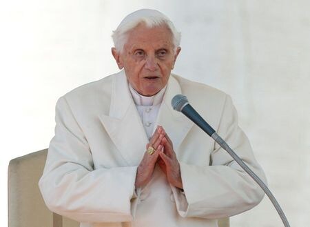 バチカン（ローマ教皇庁）は３日、前ローマ教皇ベネディクト１６世が重篤な状態にあると伝えたドイツ紙の報道に関して、「特に心配される状態ではない」と明らかにした。写真は２０１３年２月、バチカンで撮影（２０２０年　ロイター／Alessandro Bianchi）