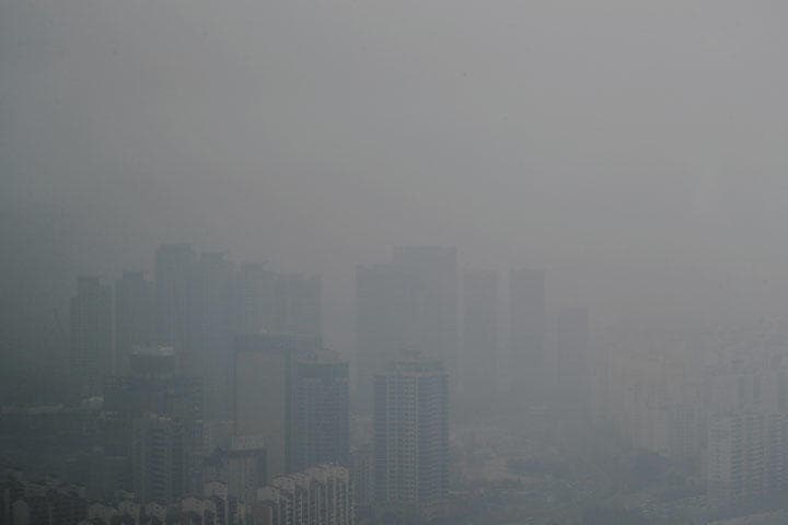 韓国の首都ソウルを覆うスモッグの元凶は周辺国から飛来するPM10や2.5とみられている　KIM HONG-JIーREUTERS