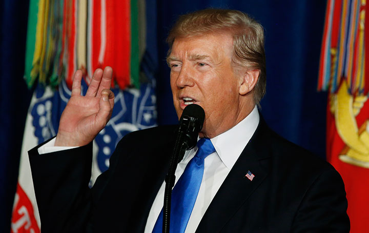 8月21日のテレビ演説でアフガニスタン新戦略を発表したトランプ　Joshua Roberts-REUTERS