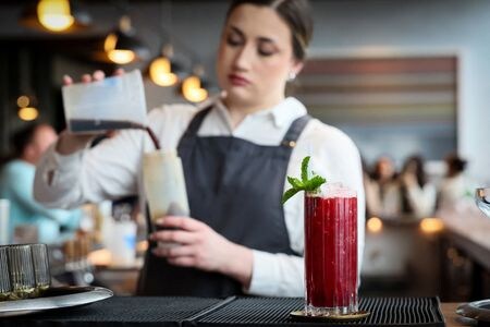 　中国で蒸留酒「白酒」を手がけるメーカーが、顧客層を西側諸国に広げる取り組みに乗り出しつつある。ニューヨークやロサンゼルス、ロンドンといった大都市のカクテル愛好家などがターゲットだ。写真は白酒ベースのカクテルを作るバーテンダー。５月１６日、ニューヨークで撮影（２０２４年　ロイター/Brendan McDermid）