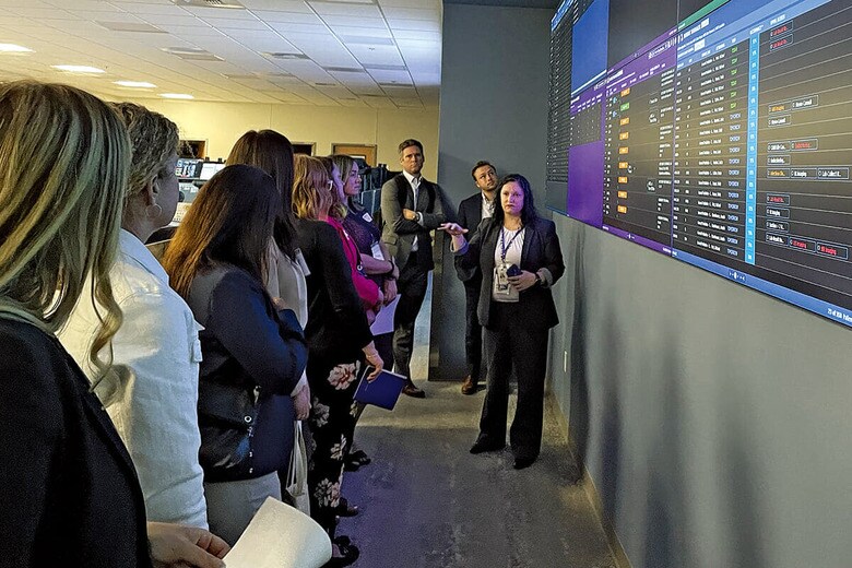 患者体験の質向上のため、GEヘルスケアのコマンドセンターを導入したチルドレンズ・マーシー病院の「患者経過ハブ」に集まるスタッフ　COURTESY CHILDREN’S MERCY KANSAS CITY