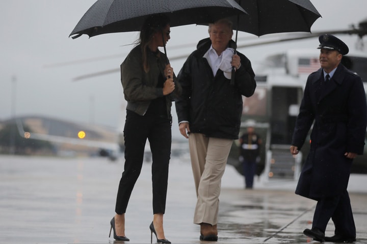 大統領専用機エアフォース・ワンに乗り込むトランプとメラニア　Carlos Barria-REUTERS