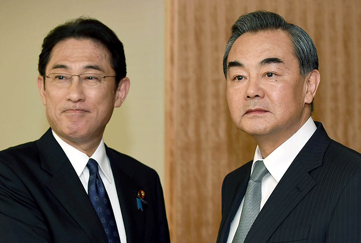 笑顔を見せてはならない王毅外相（写真右）　Toru Yamanaka-REUTERS