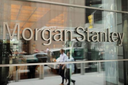 ８月７日、米モルガン・スタンレーは米国の財政支出が抑制された場合、米国株の高いバリュエーションが投資家から疑問視される可能性があると指摘した。写真は同社のロゴ。ニューヨークで２０１８年７月撮影（２０２３年　ロイター/Lucas Jackson）