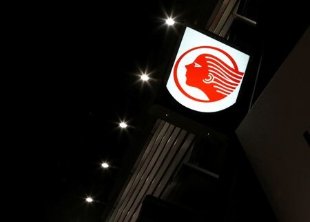 出光興産は１２日、２０２３―２５年度の中期経営計画の株主還元方針を見直し、配当の下限を１株当たり３２円から３６円に引き上げた。写真は同社のロゴマーク。２０１７年撮影（２０２４年　ロイター／Kim Kyung-Hoon）