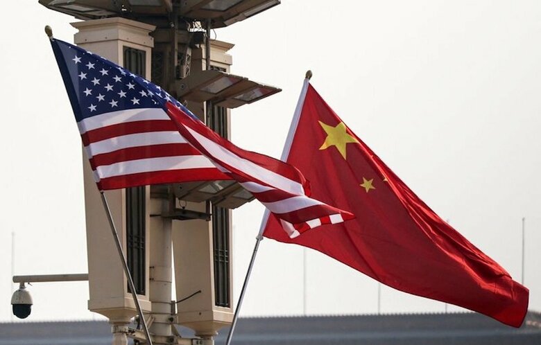 写真は米中両国の国旗。2026年5月13日、北京の天安門広場で撮影。REUTERS/Maxim Shemetov