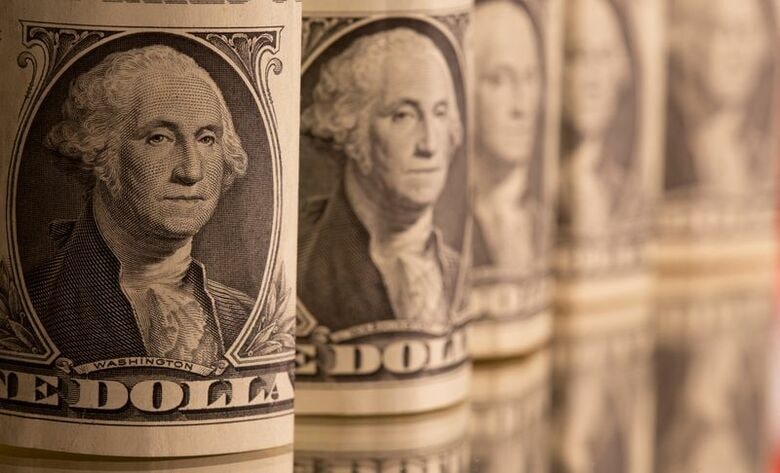 米ドル紙幣。２０２１年２月撮影。REUTERS/Dado Ruvic