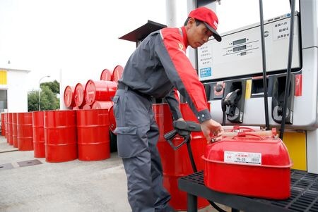 　４月１３日、経済産業省は、ガソリンなどの価格上昇を抑制するために行っている元売り各社への補助金について、１４日から２０日は１リットル当たり２０．３円を支給すると発表した。写真は鈴鹿で２０１７年１０月撮影（２０２２年　ロイター／Toru Hanai ）