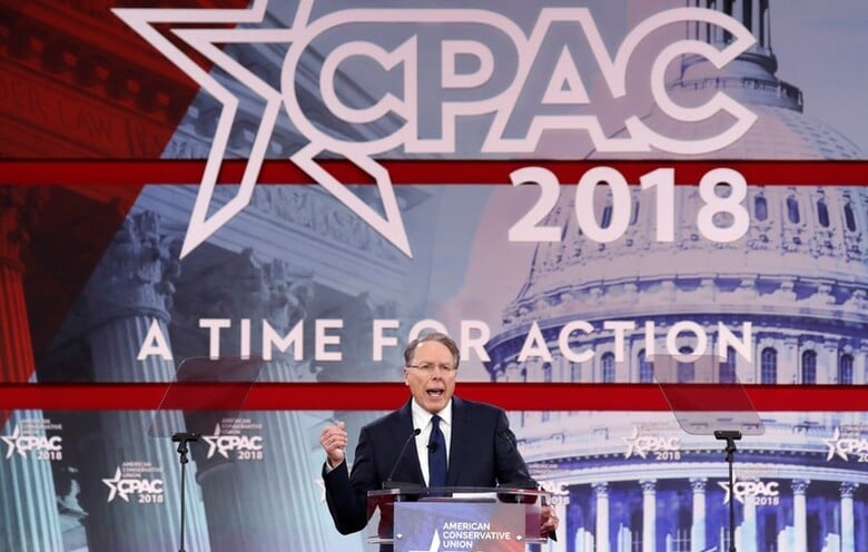 ２月２２日、銃規制強化に反対するロビー団体「全米ライフル協会」（ＮＲＡ）のラピエール会長は、民主党のエリートたちは憲法で保障されている銃に対する権利を奪う目的で、先のフロリダ州の高校で発生した乱射事件を利用していると主張し、銃規制擁護派を非難した。写真はCPAC(保守政治活動協議会）でスピーチを行う同会長。メリーランド州ナショナル・ハーバーで撮影（２０１８年　ロイター／KEVIN LAMARQUE）