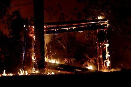 米カリフォルニア州で４日に発生した大規模な山火事は、強風にあおられ８日になっても鎮火せず、ワシントン州とオレゴン州にも被害が拡大している。カリフォルニア州トールホーンで８日撮影（２０２０年　ロイター/STEPHEN LAM）