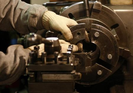 ４月８日、内閣府が発表した２月機械受注統計によると、設備投資の先行指標である船舶・電力を除いた民需の受注額（季節調整値）は、前月比２．３％増となった。　写真は２０１０年１月に川崎の工場で撮影（２０１８年　ロイター／Toru Hanai）