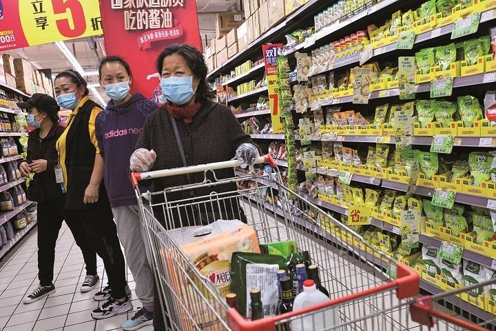 中国ではコロナ感染が再拡大中（北京のスーパー）　THOMAS PETERｰREUTERS