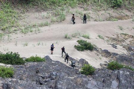ミャンマーのタイとの国境付近ではここ数週間、少数民族カレン族の武装組織とミャンマー国軍の戦闘が激化している。写真は、少数民族・カレン族の部隊が、タイ国境近くのミャンマー軍の基地に接近している様子。2021年4月28日に撮影。（2021年　ロイター／Athit erawongmetha）