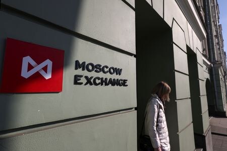 モスクワ取引所は５日、対ロシア制裁を実施していない「友好国」の投資家に８日から株式取引を許可するとの約束を果たすことができないと発表した。写真は３月２４日、モスクワで撮影（２０２２年　ロイター/Maxim Shemetov）