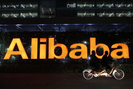 　５月１５日、伊グッチや仏イブ・サンローランなど仏ケリング傘下の高級ブランドは１５日、中国の電子商取引大手アリババ・グループ・ホールディングが偽造品の販売を容認したとして米国で訴訟を起こした。杭州市で昨年１１月撮影（２０１５年　ロイター/Aly Song）