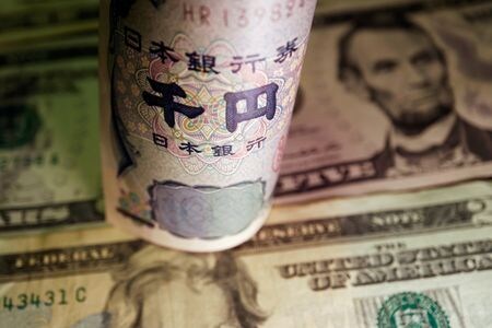 　８月１日、午前のドルは軟調で、一時１４８．５１円まで下落し、３月半ば以来４カ月半ぶりの安値を更新した。写真は日本円と米ドルの紙幣。北京で２０２２年６月撮影（２０２４　ロイター／Florence Lo）