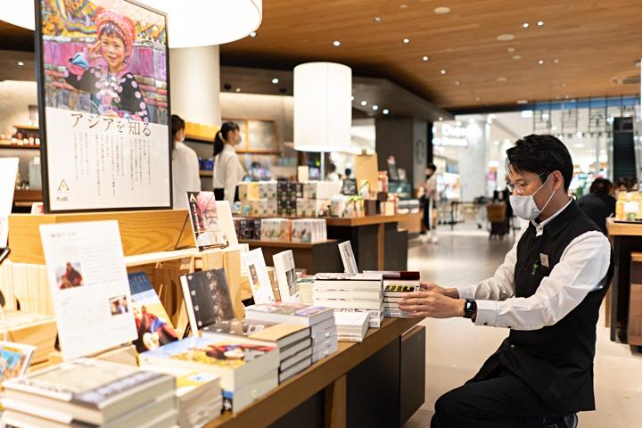 広島 蔦屋書店の店頭に並んだアジアンドキュメンタリーズと本のコラボ