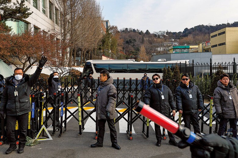 「籠城」する尹を守る大統領警護庁の職員（1月8日）　DANIEL CENGｰANADOLU/GETTY IMAGES