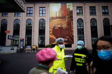 　中国国家衛生健康委員会が１５日公表したデータによると、中国本土での新型コロナウイルスの新たな感染状況は、海外から入国した感染者の数が２日連続で国内感染者数を上回った。上海で１３日撮影（２０２０年　ロイター/Aly Song）