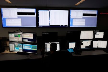 　カナダのテレサットは、地球低軌道（ＬＥＯ）を周回する人工衛星群（コンステレーション）の打ち上げを急いでいる。これによってテレサットは、マスク氏とベゾス氏という革新的な大資産家２人と優劣を競うことになる。写真はオタワにあるテレサットのオフィスで３月撮影（２０２１年　ロイター／Blair Gable）