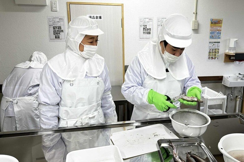 障害がある従業員と女性管理職の働く様子