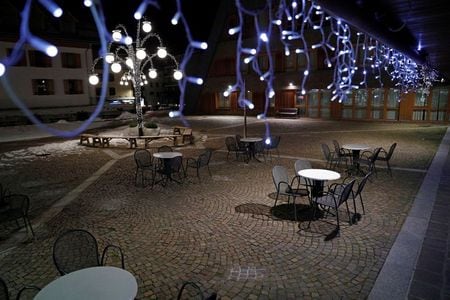 １１月２７日、イタリアは新型コロナウイルスに感染し入院している患者数の減少を受け、２９日付で５州で抑制策を緩和すると発表した。写真は２５日、ロックダウン（都市封鎖）下にあるスキーリゾートのマドンナ・ディ・カンピリオで（２０２０年　ロイター／Guglielmo Mangiapane）