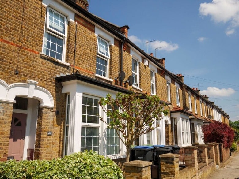 ロンドンのビクトリア朝時代の住宅（写真の住宅は本文とは関係ありません）　ALEX SEGRE／GETTY IMAGES