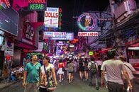 中東での長期任務を終えた米空母「エイブラハム・リンカーン」がタイに寄港、乗組員5000人に厳しい行動規制