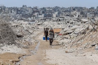 家族と離れて生き残ることに何の意味があるのか...ガザから一人逃れた23歳のアーティストが語る胸の内