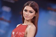 【写真】丸出しの胸に「極小ブラ」のみ、女優ゼンデイヤが大胆衣装を披露も...ボディ・シェイミングの標的に