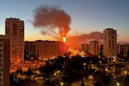 ウクライナ軍「自爆型ロボット」を地上戦に投入、初の作戦に成功…ドローン戦争は新たな次元に