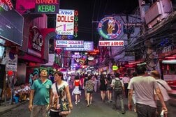 中東での長期任務を終えた米空母「エイブラハム・リンカーン」がタイに寄港、乗組員5000人に厳しい行動規制