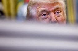 トランプ氏、連邦職員8000人の解雇容易にする大統領令に署名
