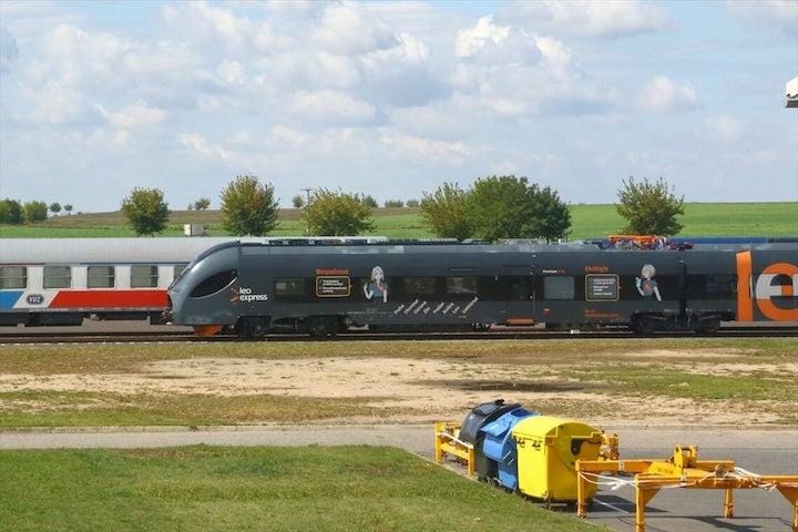 車体に装飾が施され営業運転開始も近いと思われたが実現することはなかった　（撮影：橋爪智之）