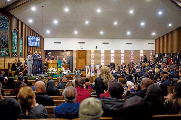 パサデナで2月6日に開かれた5人の犠牲者の山火事の追悼集会