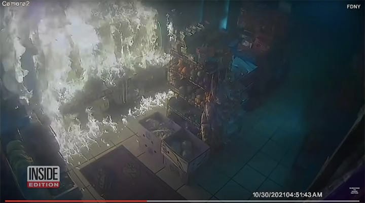 火炎瓶が投げ込まれ、燃え上がる店内（10月30日）　 Inside Edition-YouTube