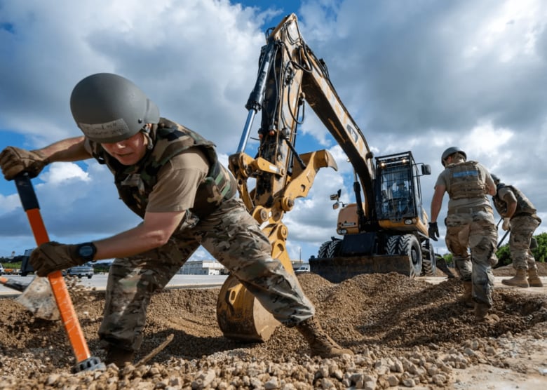 日本の嘉手納空軍基地で実施された迅速滑走路損害復旧訓練に参加した米空軍第18土木工兵中隊の隊員（11月6日）U.S. Air Force/Airman 1st class Francisco Huerta