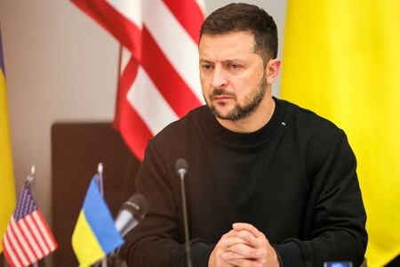 ウクライナのゼレンスキー大統領は毎晩行っているビデオ演説で、東部を中心にロシア軍から攻勢を受けている主要地域で防御施設の建設を早めるよう指示した。資料写真、１０月、ブリュッセル、代表撮影（２０２３年／ロイター）