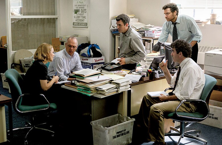 図書館や裁判所で地道に資料を当たり真実に迫る記者たち（4Kerry Hayes ©2015 SPOTLIGHT FILM, LLC