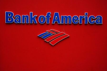 　米銀行大手バンク・オブ・アメリカ（ＢｏｆＡ）のエコノミストは、連邦準備理事会（ＦＲＢ）の姿勢が変化したことを受け、米金利見通しを引き下げた。写真はＢｏｆＡのロゴ。２０１９年１月撮影（２０２３年　ロイター/Carlo Allegri）