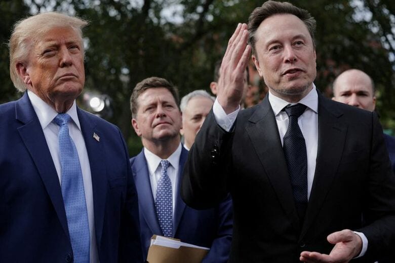 トランプ米大統領（左）とイーロン・マスク氏。9月29日、ワシントンで撮影。REUTERS/Jonathan Ernst/File Photo